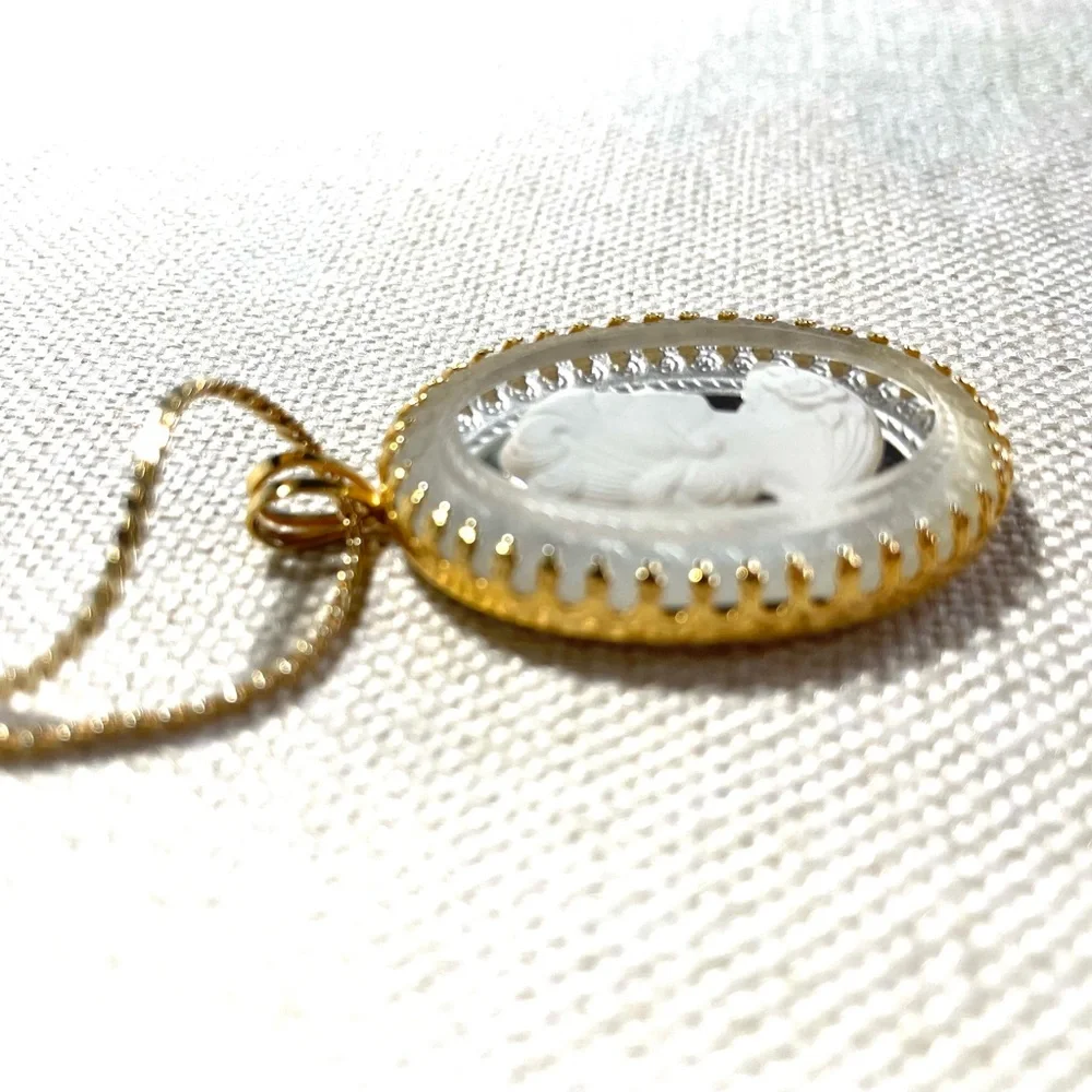 Vintage Damart Brand Cameo Gold Toned 24 In Necklace With Mirrored Background - Picture 4 of 6